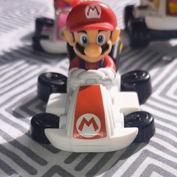 Set of 4 Mario Kart 8 Deluxe McDonald's Toys - Mario Luigi Peach Donkey Kong DK - Picture 3 of 16